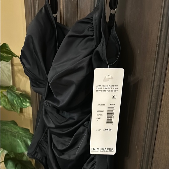 Elegant Black One-Piece Swimsuit - Picture 2 of 11